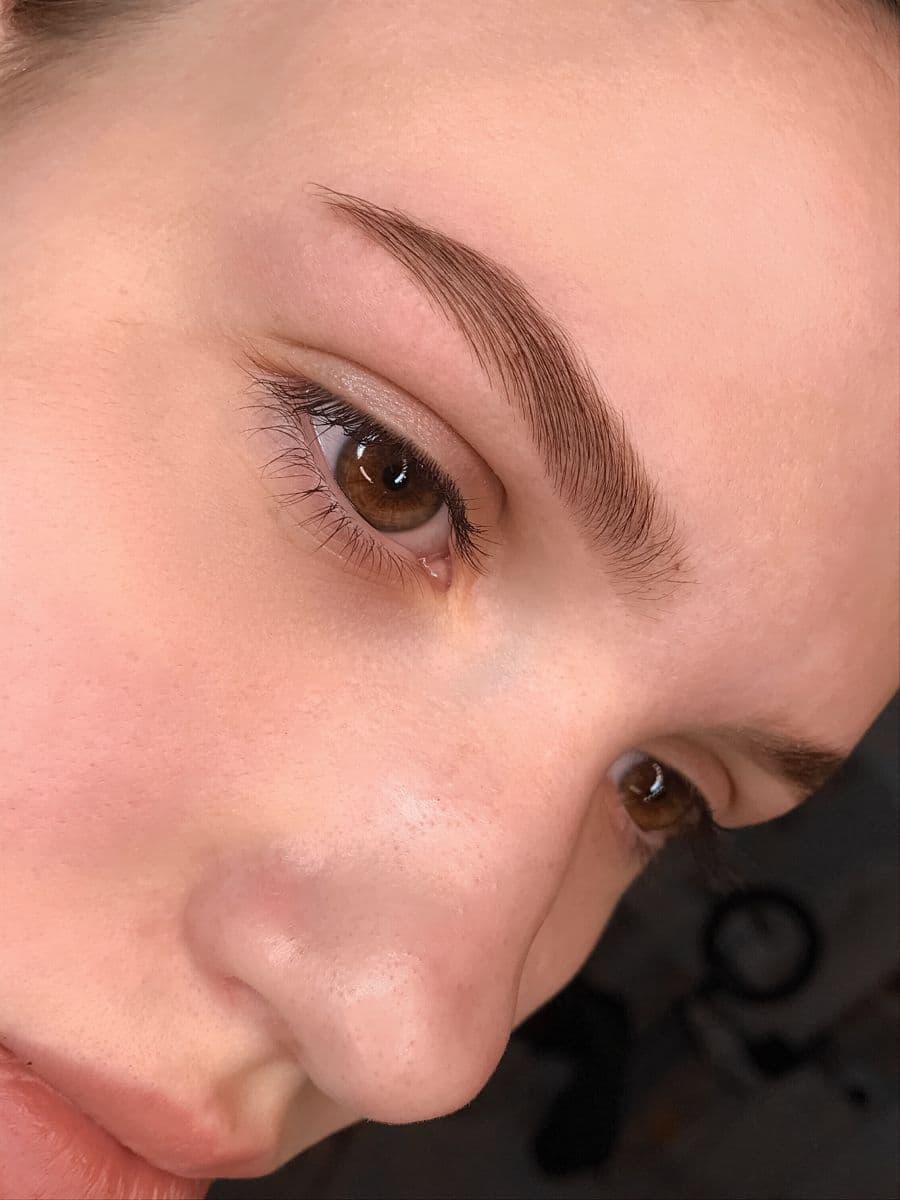 Воскова корекція брів